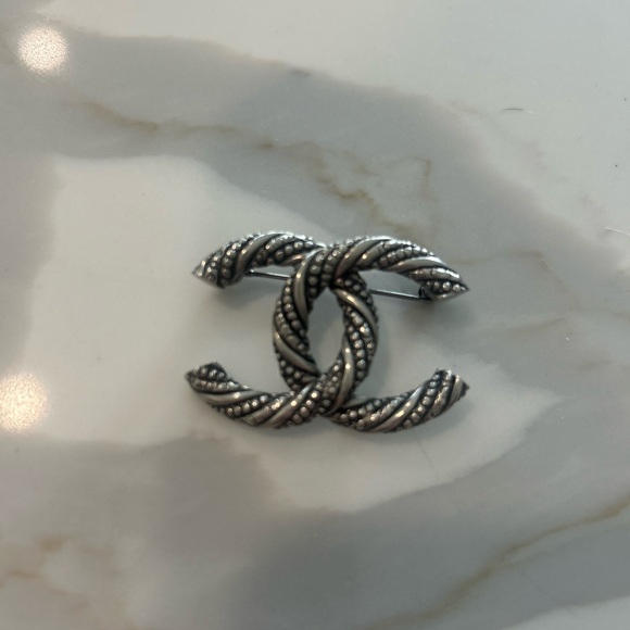 CHANEL Jewelry - CHANEL Silver-Tone Rope Double-C Logo Brooch
